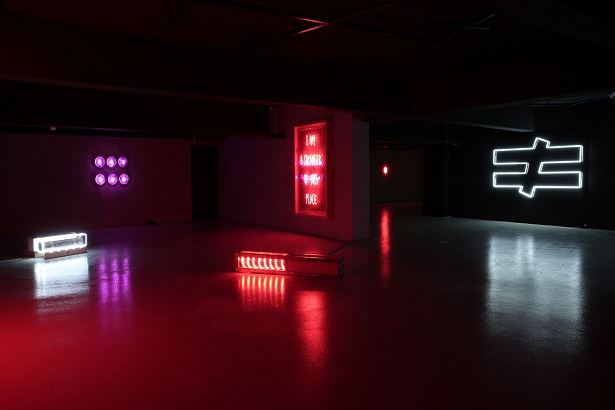 Neon ve Işığın Çağdaş Sanata Yansıması Bu Sergide