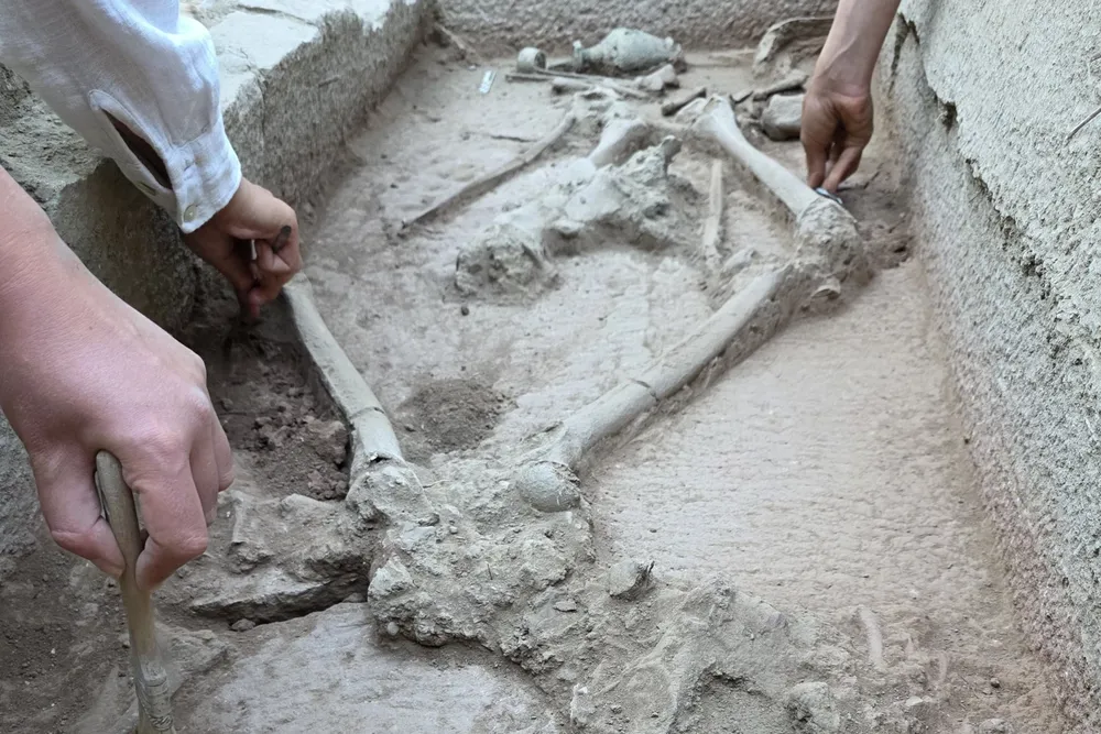 Aspendos’ta 2 bin 400 yıllık gizem... Güreşçi mezarı ortaya çıktı