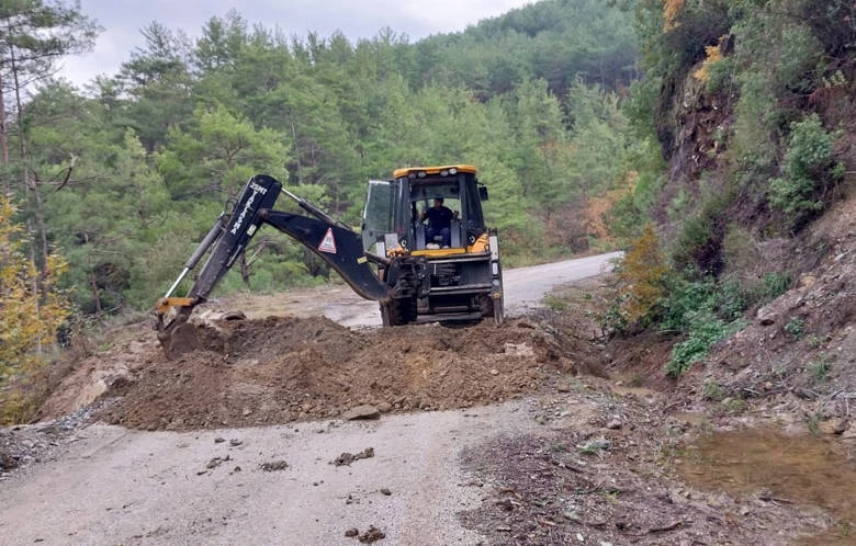 Alanya’da yol bakımları sürüyor