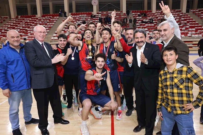 BAŞKAN KURT’A BASKETBOL LİGİ ŞAMPİYONLUK MAÇINDA BÜYÜK İLGİ