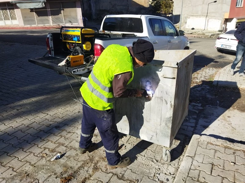 Siirt Belediyesi Arızalı Çöp Konteynırlarını Onarıyor ve Yeniliyor