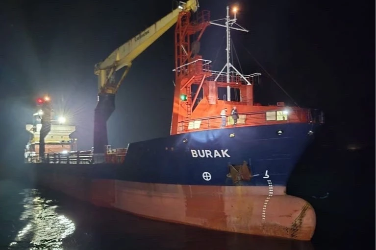 Seyir halindeki kuru yük gemisi Çanakkale Boğazı