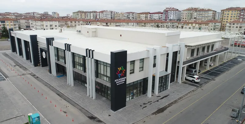 BAŞKAN ÇOLAKBAYRAKDAR, “SOSYAL TESİSLERLE HEMŞEHRİLERİMİZİN HAYATINA VE KOCASİNAN’A DEĞER KATIYORUZ”