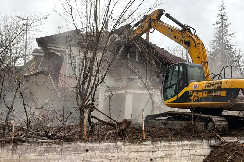 Karabük Belediyesi Metruk Bina Yıkım Çalışmalarını Sürdürüyor