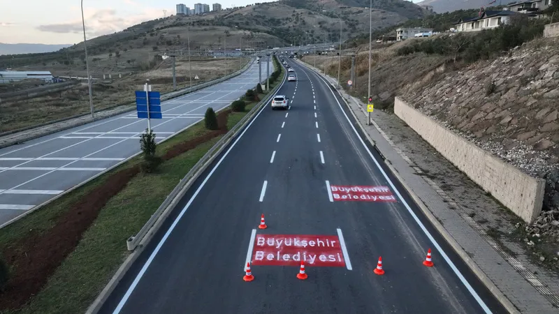 Sümbüllü Caddesi, Güçlendirme Çalışmalarının Tamamlanmasıyla Yeniden Trafiğe Açılıyor