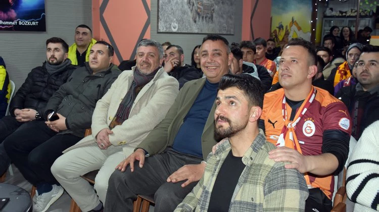 BAŞKANIMIZ, GALATASARAY VE FENERBAHÇE DERBİ MAÇINI MESAİ CAFE’DE İZLEDİ