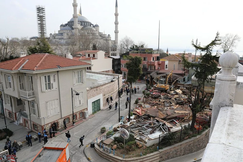 SULTANAHMET MEYDANI’NDAKİ KAÇAK YAPI, YASAL SÜREÇ DOĞRULTUSUNDA KALDIRILMIŞTIR