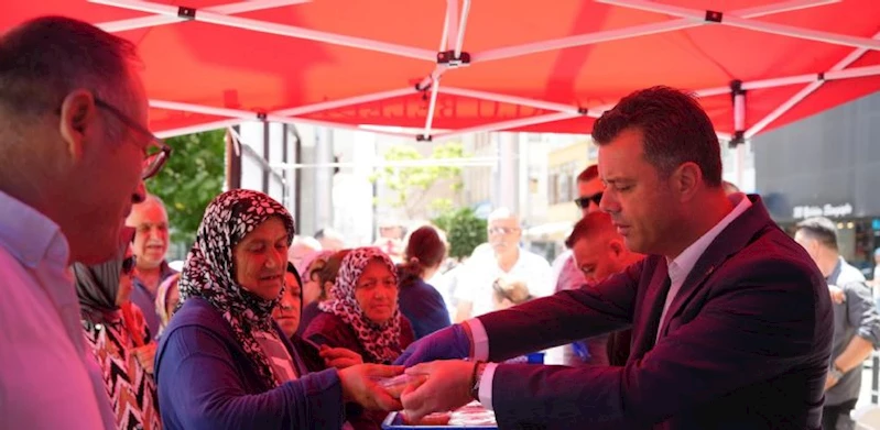 Çorlu Belediyesinden Cumhuriyet Meydanı´nda Vatandaşlara Aşure İkramı