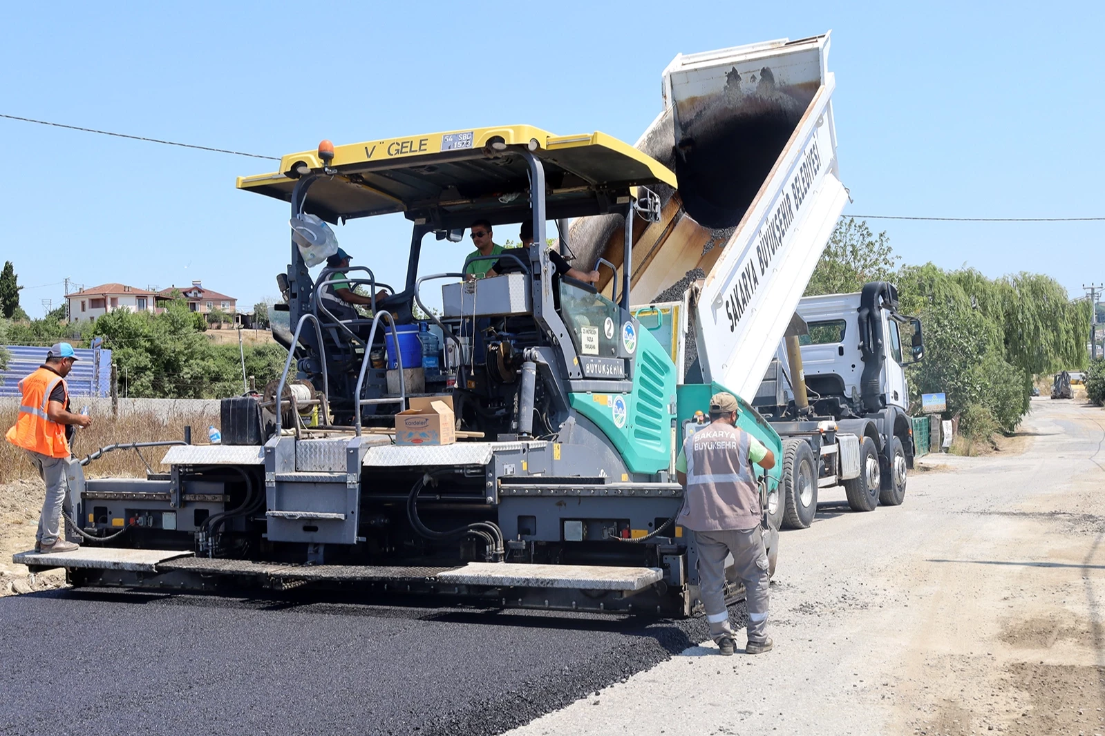 Sakarya Kaynarca’da asfalt mesaisini sürdürüyor