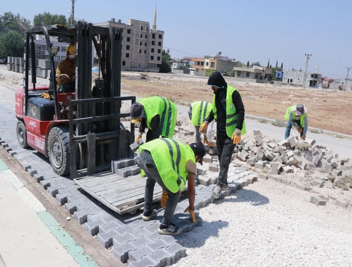 HALİLİYE’DE PARKE DÖŞEME SEFERBERLİĞİ DEVAM EDİYOR