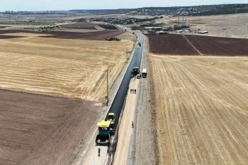 BÜYÜKŞEHİR BELEDİYESİ YOL MESAİSİNDE HIZ KESMİYOR