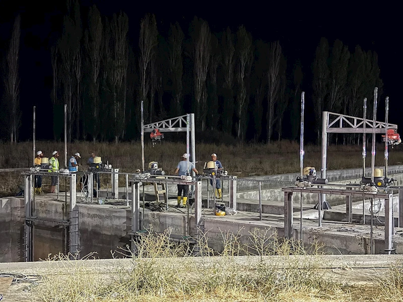 İÇME SUYUNUN KENTTE VERİLMESİ İÇİN GECE MESAİSİ SÜRÜYOR