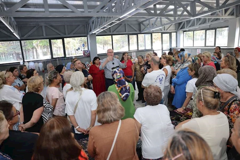 BAŞKAN KURT, “ÜRETEN KADINLARIN EL EMEĞİ SATIŞ STANDI”NI ZİYARET ETTİ