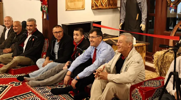 KAHRAMAN GAZİLERİMİZE DOSTLAR KONAĞI’NDA UNUTULMAZ PROGRAM