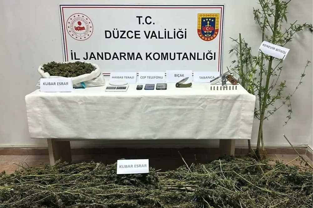 Düzce'de uyuşturucuya 2 gözaltı!