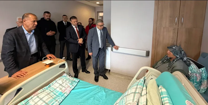 Şuhut Belediye Başkanı Muhittin Özaşkın, kazada yaralanan vatandaşları hastanede ziyaret etti