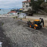 Büyükşehir ekiplerinden sahillerde temizlik çalışması
