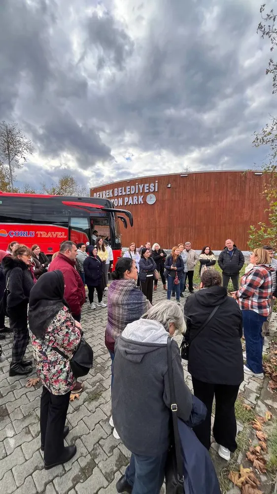 Tekirdağ ve İzmirli Turistler BastonPark'ta Kültürel Bir Mola Verdi