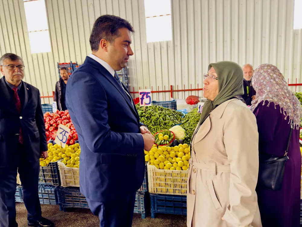 Kaman Belediyesi Pazar Yerinde Vatandaşlarla Bir Araya Geldi