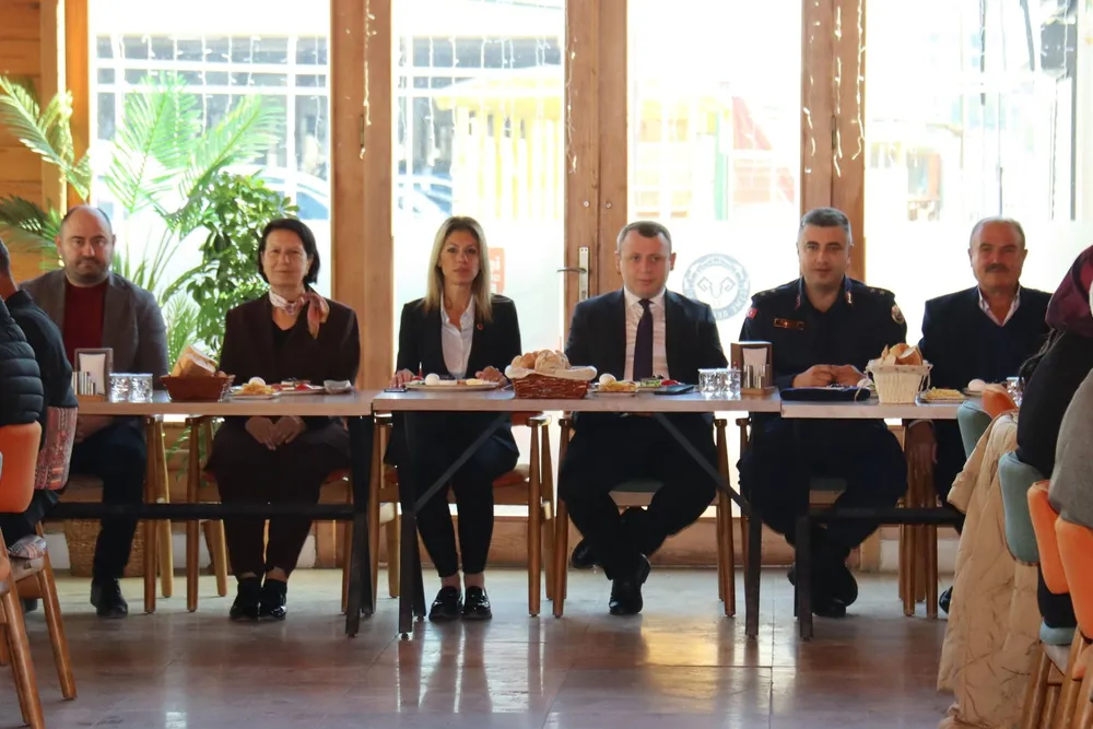 Eşme'de 19 Ekim Muhtarlar Günü Kutlamaları Gerçekleştirildi