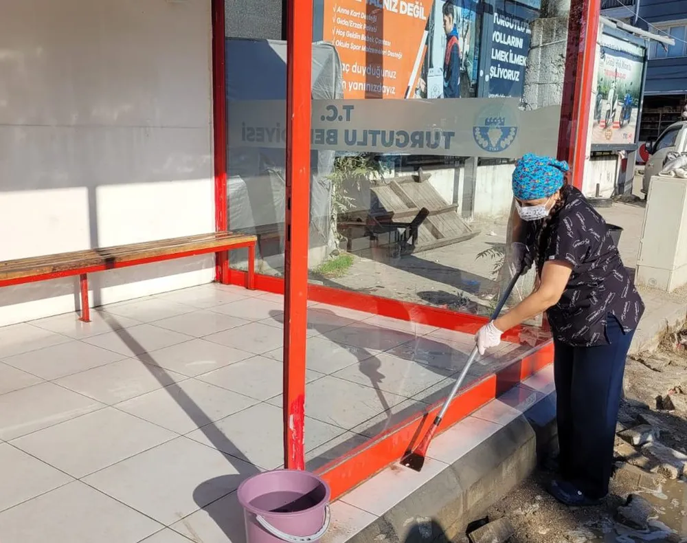 Turgutlu Belediyesi'nden Servis Durakları İçin Temizlik Çalışması