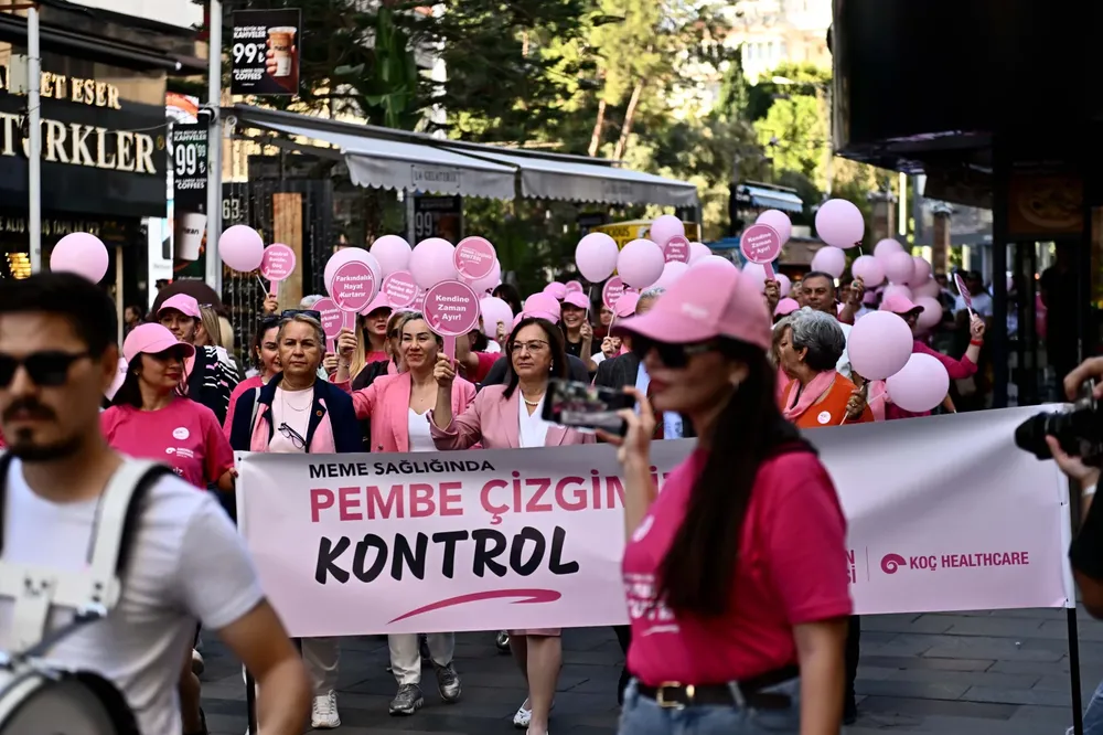 Antalya'da meme kanserine karşı farkındalık yürüyüşü