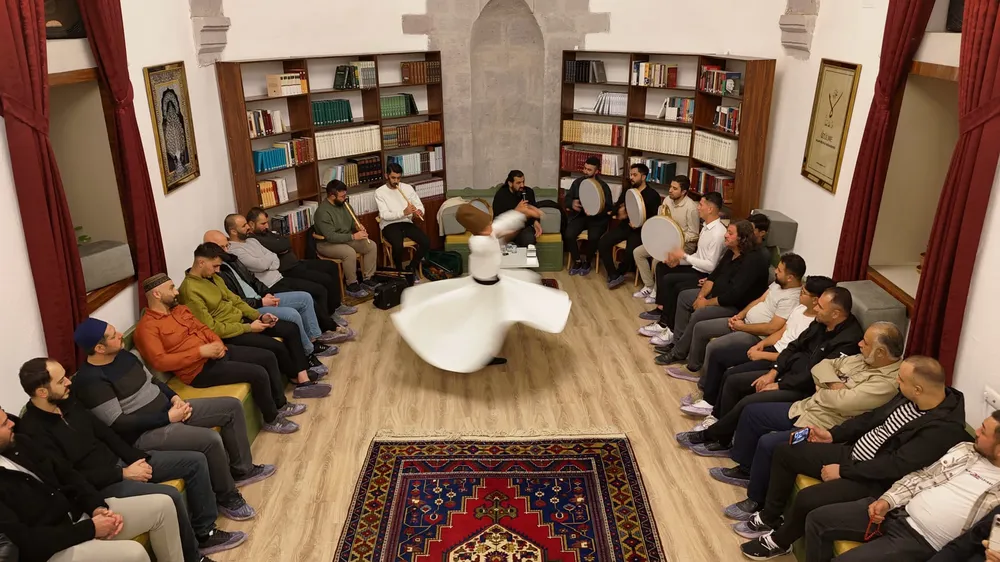 Divanhane'de Tarih ve İlahilerin Buluştuğu Manevi Atmosfer