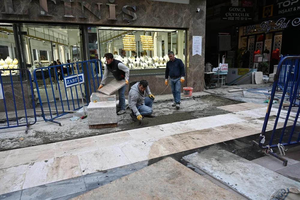 Cumhuriyet Caddesi'nde Kaldırım Yenileme Çalışmaları Başladı