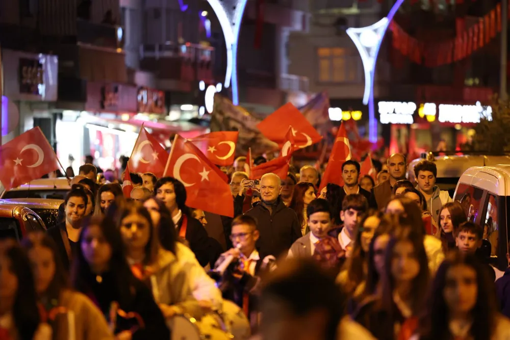 Karamürsel'de Cumhuriyet Coşkusu Fener Alayı ile Taçlandı