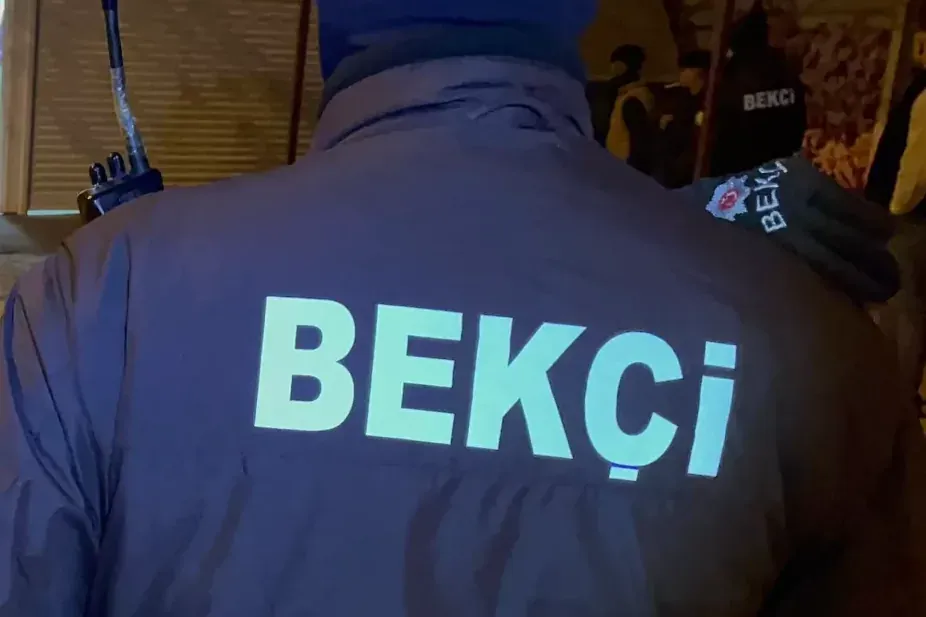 İstanbul'da okul önündeki tartışma... Bekçi, veliyi ayağından vurdu!