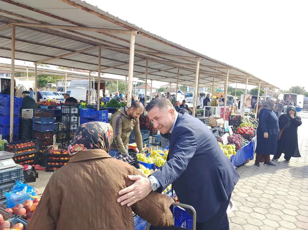 Belediye Başkanı Zafer Sezgin Lalapaşa Halk Pazarı'nı Ziyaret Etti