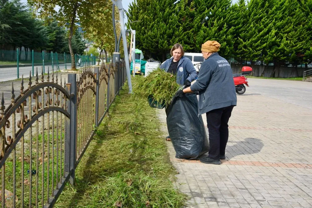 Gençlik Merkezi Çevresinde Temizlik Çalışması