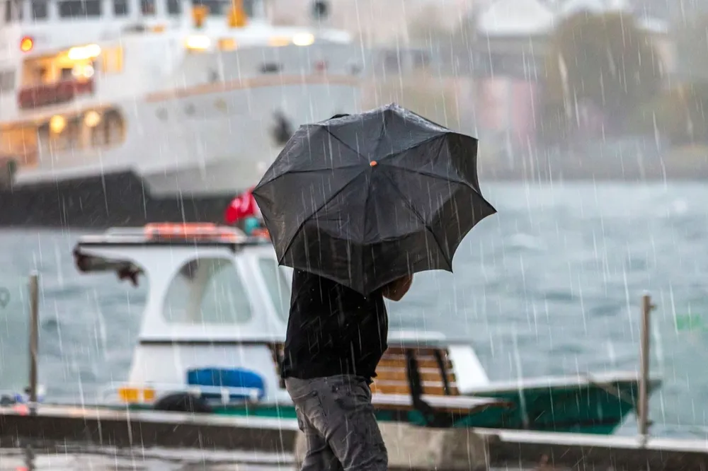 İstanbul'a sağanak ve kuvvetli poyraz uyarısı... Sıcaklıklar 4 derece düşecek