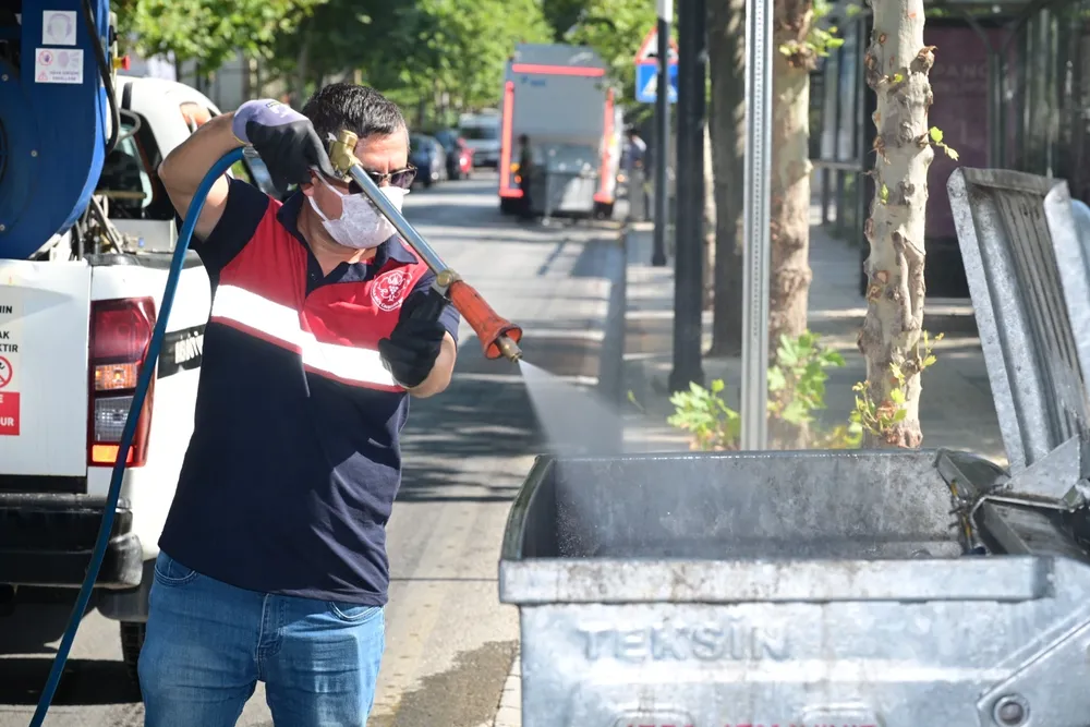 Çöp konteynerlerinde temizlik ve ilaçlama seferberliği