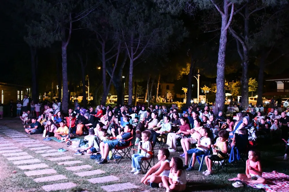 Bursa İznik'te yazlık sinema sezon finali yaptı