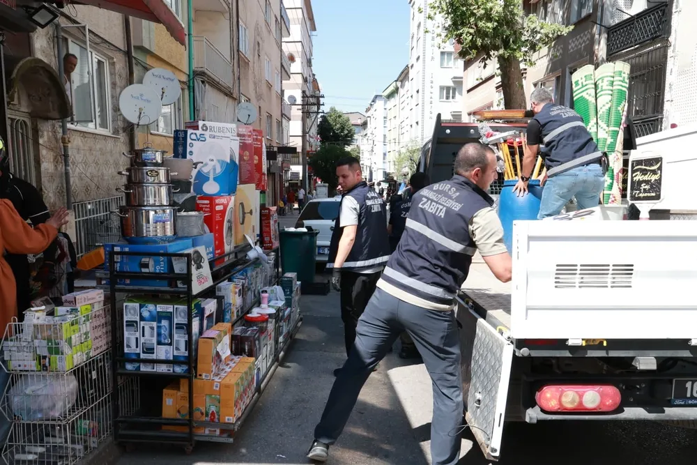 Bursa Osmangazi’de kaldırımlar işgalden temizlendi