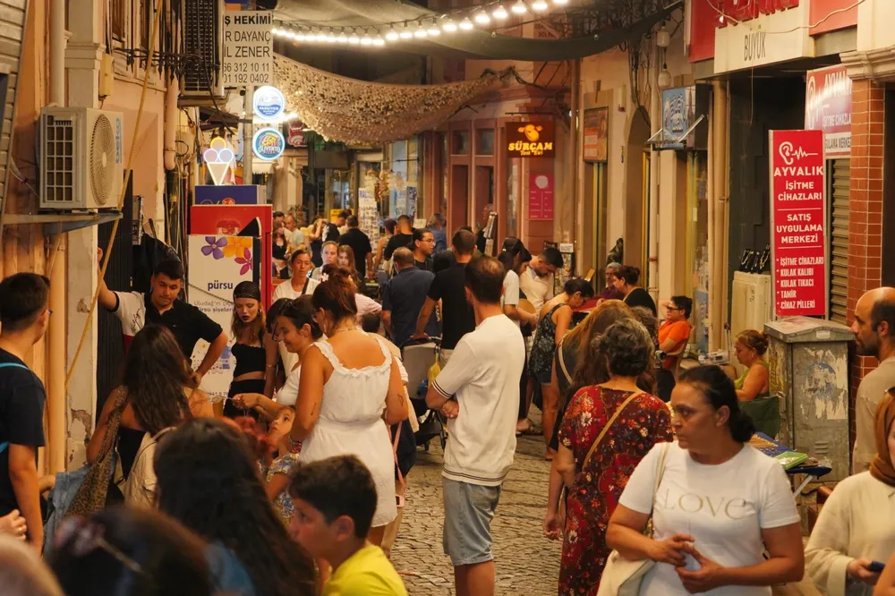 Ayvalık’ta üretici ve el emeği pazarı renk katıyor