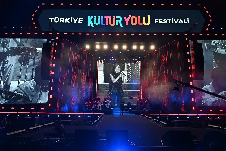 Merve Özbey Nevşehir'i salladı