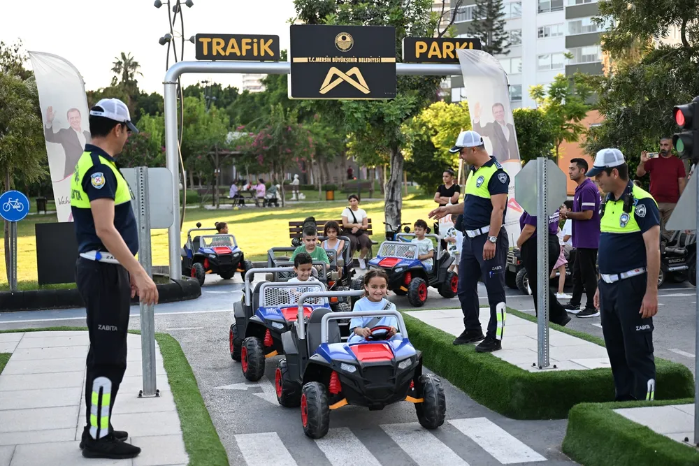 Mersin’de çocuklar trafik kurallarını öğreniyor