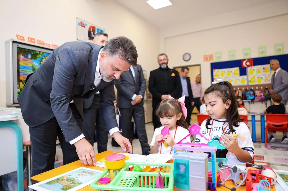 Bursa'da Başkan Vekili Biba, öğrencilerin ilk ders heyecanına ortak oldu