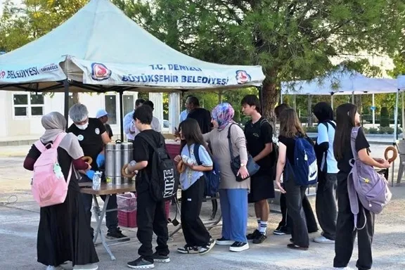 Denizli'de okul yolunda öğrencilere sıcak sürpriz