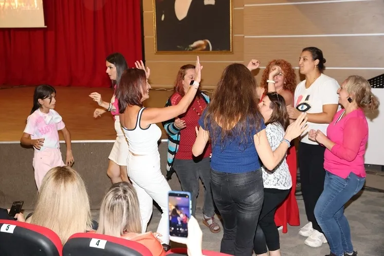 İzmir Çiğli Komedi Akşamları sezonu açtı