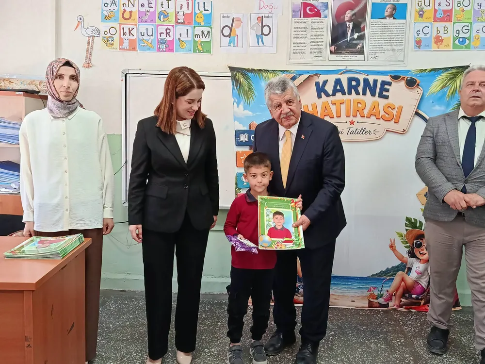 Turan İlkokulu'nda Karne Heyecanı: Protokol Öğrencilerle Buluştu