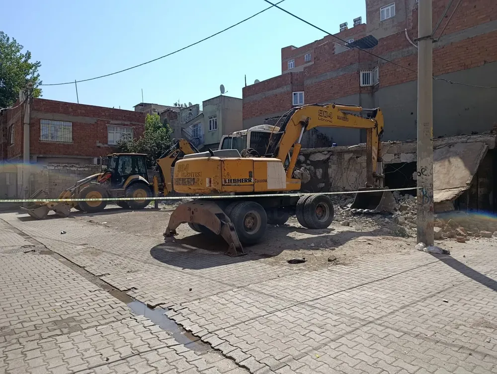 Bağlar Belediyesi'nden Metruk Yapılara Yıkım Çalışması