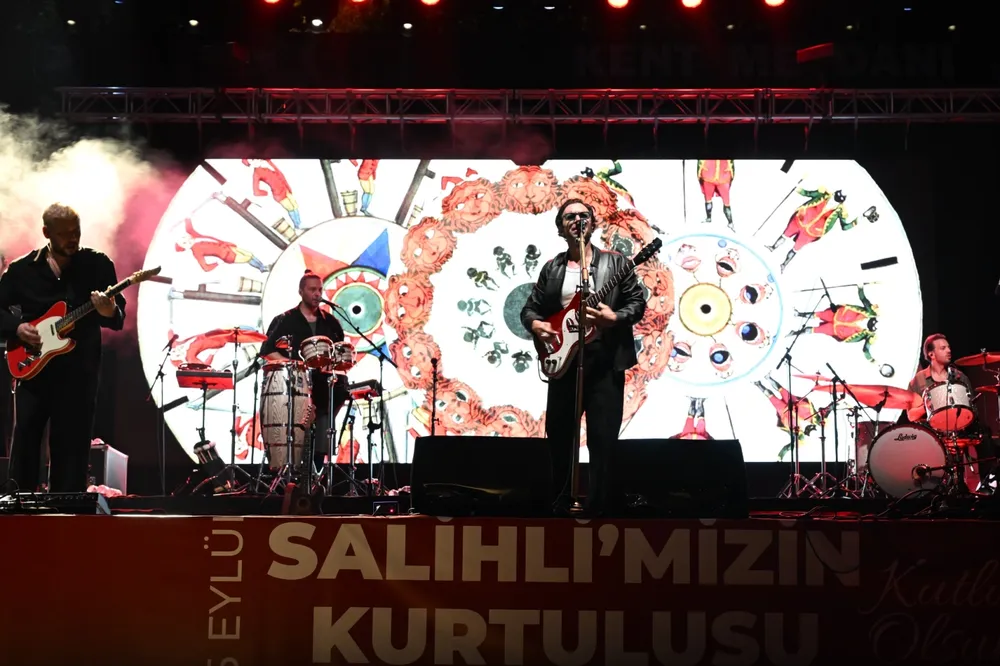 Manisa Salihli’de Adamlar’dan unutulmaz gece