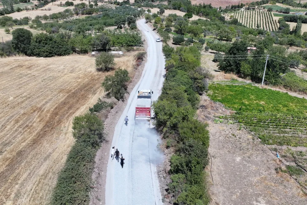 Manisa'da 1999’da açılan yol 27 yıl sonra asfaltla buluştu